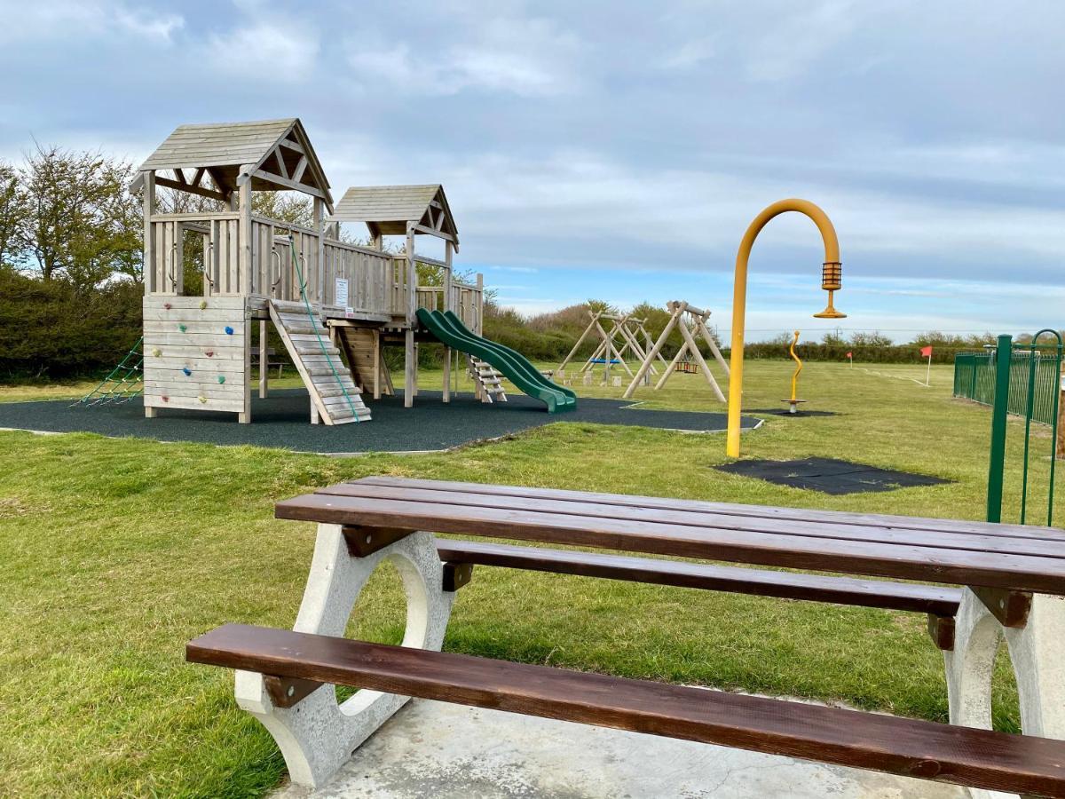 Seaview Self-Catering Coastal Bungalow In Rural West Wight Freshwater Ngoại thất bức ảnh