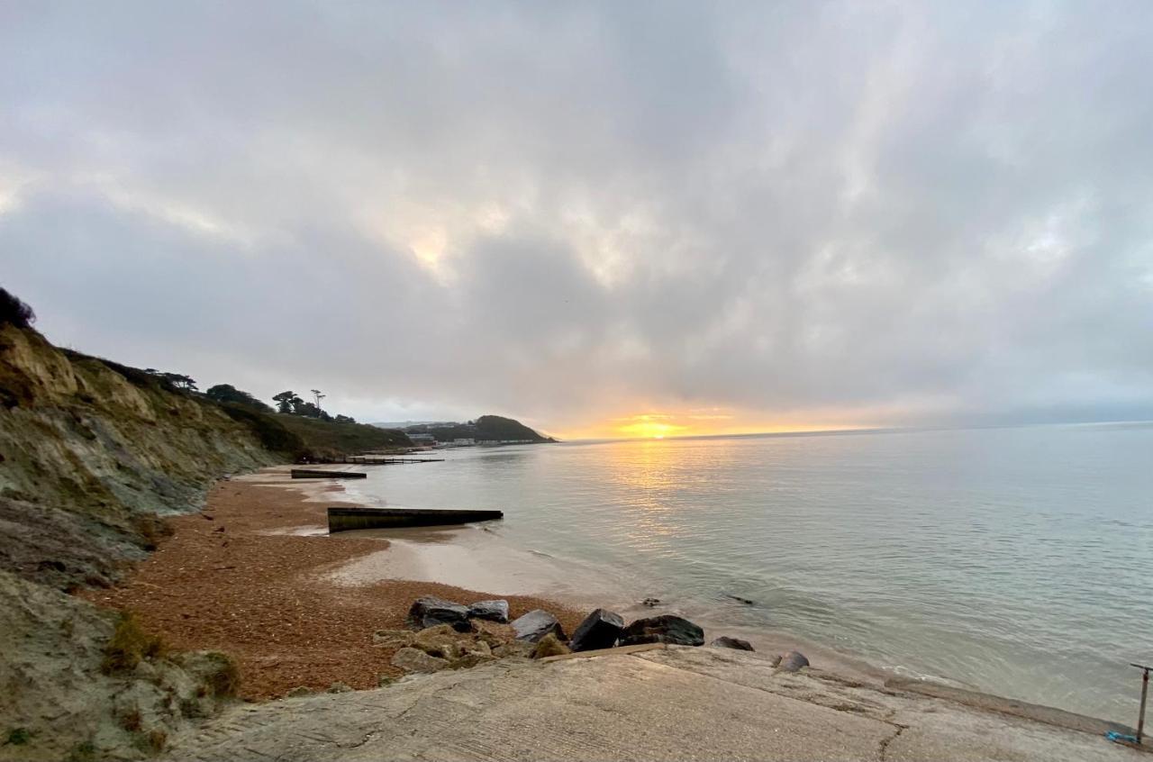 Seaview Self-Catering Coastal Bungalow In Rural West Wight Freshwater Ngoại thất bức ảnh