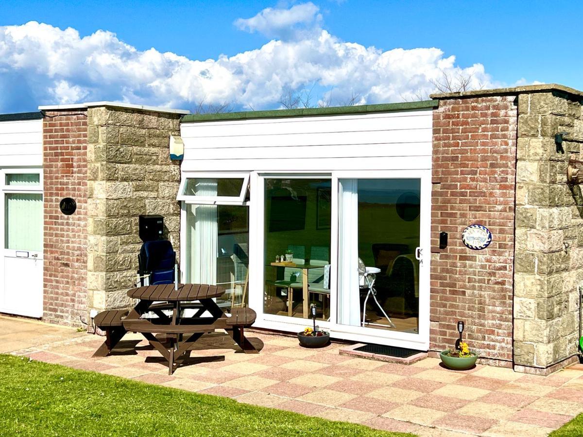 Seaview Self-Catering Coastal Bungalow In Rural West Wight Freshwater Ngoại thất bức ảnh